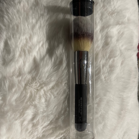 NEW it Cosmetics Heavenly Luxe Wand Ball Powder Brush No. 8. - Picture 3 of 3